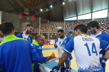 Albert Folguera da instrucciones al equipo, ayer durante el partido en la pista del Liceo.