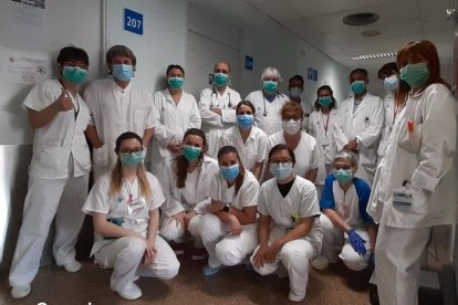 Foto de familia del personal del servicio de Oncohematología del Arnau de Vilanova.