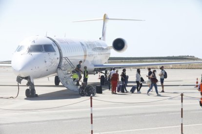 Viajeros en el aeropuerto de Alguaire.