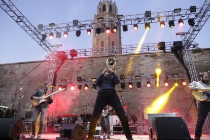 Actuacions musicals al Turó de la Seu Vella com a preludi de la festa major de Lleida, ahir a la nit.