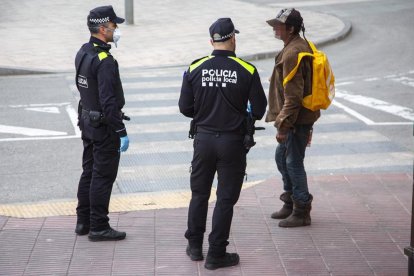 Imagen de archivo de una identificación en Tàrrega por saltarse el confinamiento.