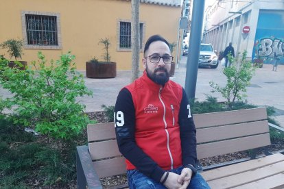 David Membrilla, veí de Lleida, va contractar una hipoteca quan tenia 21 anys i va acabar pagant al mes gairebé 1.200 euros. “El banc em va dir que l'IRPH era millor a la llarga, que era un índex més estable, i els vaig creure. No tenia ni idea d'aquestes coses, hi confiava”, explica a SEGRE. David Membrilla va contractar la hipoteca fa 12 anys i tres anys després la va canviar. “i el banc va tornar a posar-me l'IRPH. És terrible”, assegura. Explica que continuava pagant perquè la seua mare l'havia avalat amb el seu habitatge i “no podia permetre que la perjudiqués, però la quota no deixava de pujar”. Va començar a moure's quan va veure altres reclamacions per televisió. “No sabia que això era abusiu i llavors vaig començar a mirar-ho amb advocats”, afirma. Té clar que reclamarà i anima altres perjudicats a fer el mateix. “Fas el que et diuen i juguen amb la teua il·lusió. Et venen el que volen i, sense saber-ho, compres porqueria”, diu, tot i que admet que seria millor no haver d'acabar al jutjat.