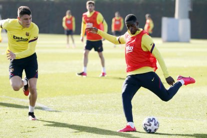 Ousmane Dembélé, durante el entrenamiento de ayer, antes de retirarse por lesión.