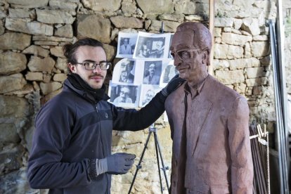 El artista de Hostafrancs Enric Porta está ultimando la escultura dedicada a Manuel de Pedrolo que se instalará en marzo en L’Aranyó.