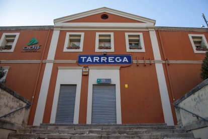 La estación de Tàrrega, cerrada y sin ninguna señal ayer que advirtiera de la suspensión de trenes.