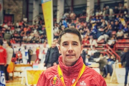 El lleidatà Joel Lee, amb la medalla que va guanyar a Torrelavega.