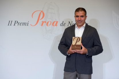 L’escriptor de Saidí Francesc Serés va rebre ahir el Premi Proa de novel·la per l’obra ‘La casa de foc’.