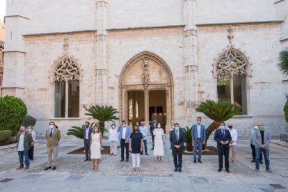 Los ministros y los agentes sociales posan ante la prensa antes de iniciar su reunión ayer en Palma.