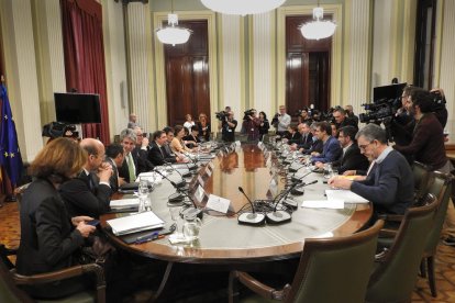 Un moment de la taula de diàleg celebrada ahir al ministeri.