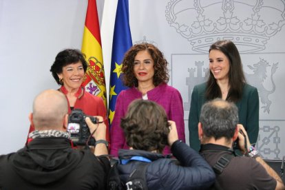 La titular d’Educació, Isabel Celaá, la portaveu, María J. Montero, i la d’Igualtat, Irene Montero.