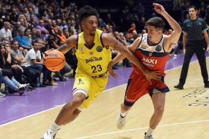 David Òrrit defensa un jugador de l’Holon a la Champions.