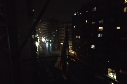 La avenida Rovira Roure, casi a oscuras el jueves. 