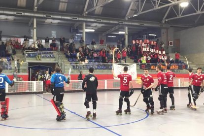 Los jugadores del Alpicat saludan a los aficionados que les acompañaron a Manlleu.