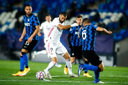 Benzema va marcar el primer en una jugada que hauria d’haver estat invalidada per falta prèvia de Mendy.