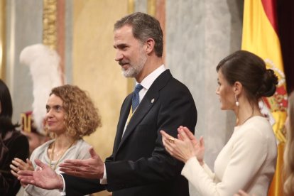 Felipe VI, ayer en el Congreso, flanqueado por Batet y Letizia, mientras recibía la ovación de la Cámara.