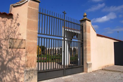 Imagen del cementerio de Mollerussa, cerrado al público por la crisis del coronavirus. 