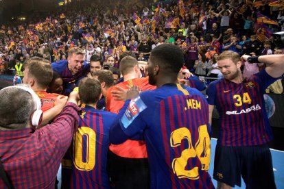 Los jugadores del Barça celebran la victoria ante el Nantes.