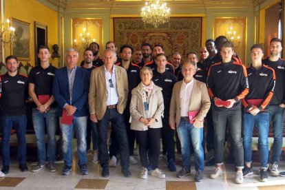 Jugadores, técnicos y directivos del ICG Força Lleida, ayer con Montse Parra en la Paeria.