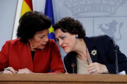 La ministra de Educación y portavoz del Gobierno, Isabel Celaá, y la ministra de Trabajo, Magdalena Valerio, durante la rueda de prensa posterior al Consejo de Ministros.