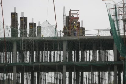 Trabajos de construcción de un edificio en Lleida.