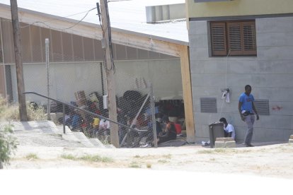 Varias personas permanecían ayer al mediodía junto a  la Casa de Fusta, en la calle Cavallers.