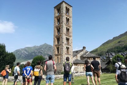 Varias personas junto a Sant Climent de Taüll.