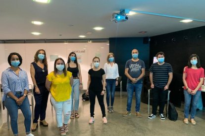 Foto de familia de los seis mediadores que Salud ha contratado junto con otros profesionales sanitarios.