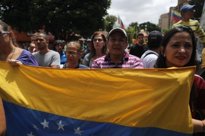 Un centenar de personas, muchas de avanzada edad, salieron a las calles ayer.