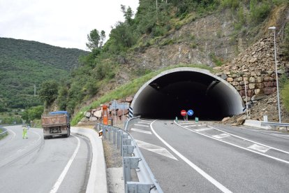 El despreniment va obligar a tallar el pas pel túnel del Bordar durant el dia.