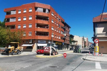 Un dels sentits del carrer, tallat al trànsit.