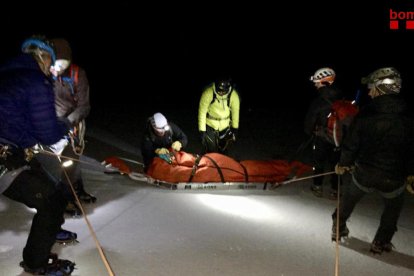 Momento en el que los equipos de emergencias evacuaron el sábado al alpinista accidentado. 