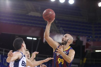 Nick Calathes lanza a canasta ante dos jugadores del Manresa.