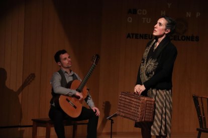 Elisenda Rué i el guitarrista Izan Rubio van donar vida a l’espectacle.