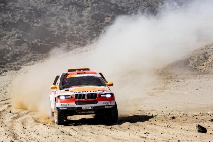 El vehículo de Isidre Esteve y Txema Villalobos, en un momento de la primera etapa del Dakar, en la que sufrió dos pinchazos.