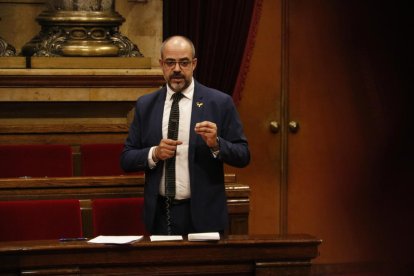 El conseller d’Interior, Miquel Buch, durant la intervenció ahir al Parlament.