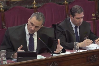 Guàrdies civils relaten agressions de l'1-O: puntades de peu, cops de puny i cops de cap