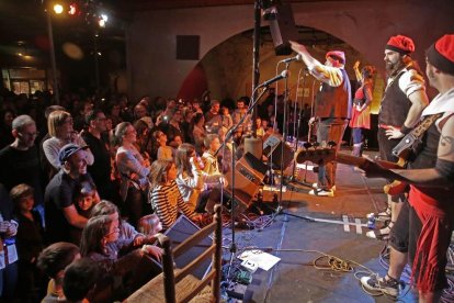 Petits i grans van disfrutar d'allò més ahir al Cafè del Teatre amb les versions del cançoner popular català.