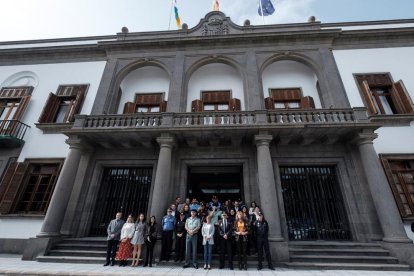 Minuto de silencio por este crimen machista ante la delegación del Gobierno en Canarias, ayer.