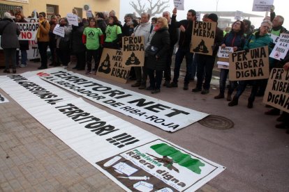 Protesta ante el consell de la Ribera d’Ebre. 