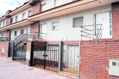 Imagen de la vivienda en la que ocurrió la agresión. A la derecha la puerta con el cristal roto. 