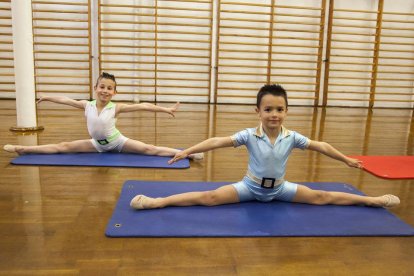 En primer término, Albert Fernández, de 6 años, y detrás Eduard Creanga, de 9, ayer haciendo el ‘espagueti’ en una sala del club Gyas.