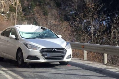 Estado en el que quedó el coche tras caerle encima una placa de hielo, ayer, cerca de Bono.