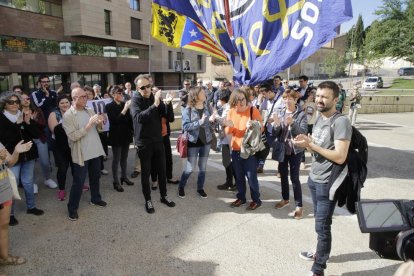 Pau Juvillà, en la derecha de la imagen, a su llegada esta mañana al edificio judicial de Lleida.