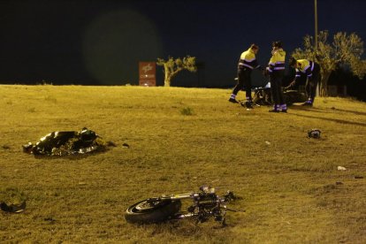 Mossos al costat de les restes de la moto, que va quedar partida en dos.