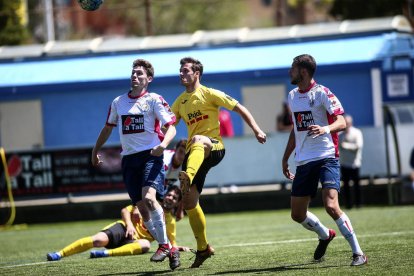 Un jugador del Mollerussa lluita per una pilota entre dos rivals, en una acció del partit d’ahir.