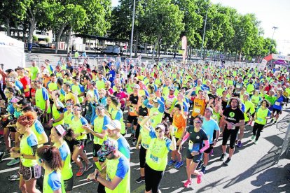 Un grupo de participantes en los primeros compases de la novena Cursa Bombers de Lleida.