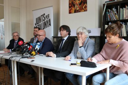 Comín, Carles Puigdemont y Ponsatí junto a Xavier Trias, Gonzalo Boye y Beatriz Talegón, el sábado en rueda de prensa.