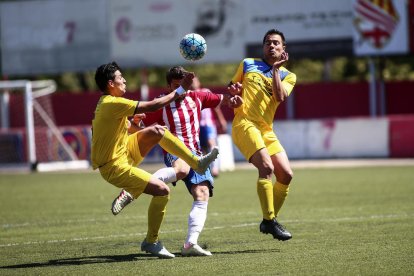 Dos jugadors del Tàrrega intenten prendre la pilota ahir a un rival.