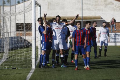 Dani Pujol, a la dreta, que va ser l’autor del gol, espera un llançament mentre un company està envoltat de jugadors del Gavà.