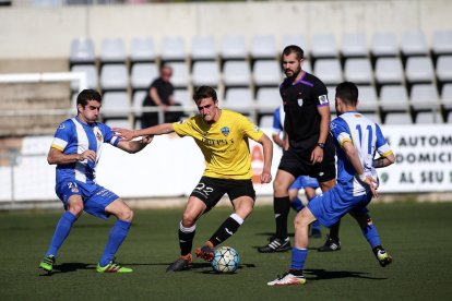 Un jugador del Lleida controla la pilota, assetjat per dos rivals, durant el partit d’ahir.